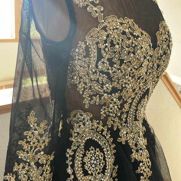 Gorgeous Black Dress 🖤 - Picture 3 of 10